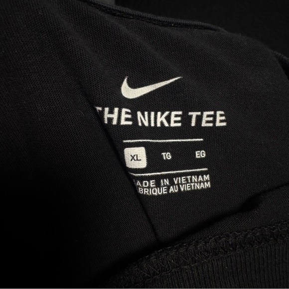 Nike Black Short-Sleeve Tee with White Corner Graphic - Picture 3 of 4